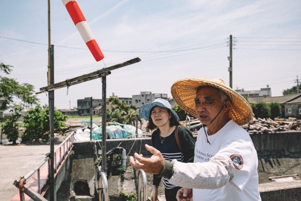 (职能治了系李雅珍老师左与台西村前村长许奕结右)