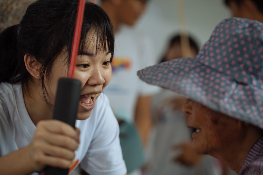 图说：职能治疗系学生协助长者复健活动